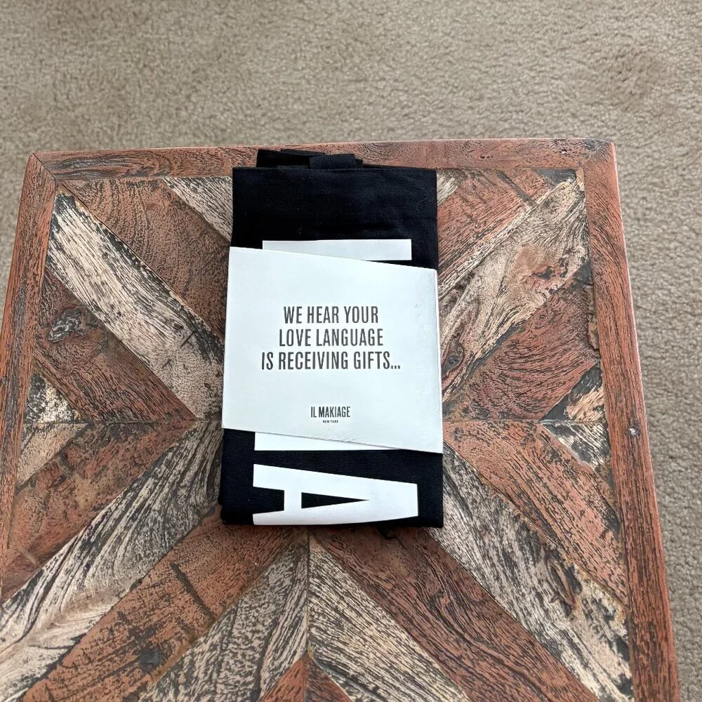 IL Makiage The Flawless Essentials Package, with A Free Tote